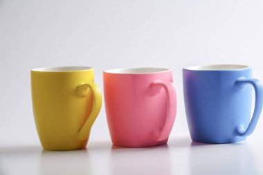 Renkli kupa üzerinde beyaz izole