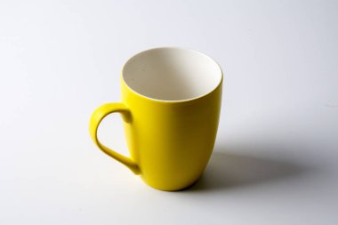 Renkli kupa üzerinde beyaz izole