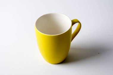 Renkli kupa üzerinde beyaz izole