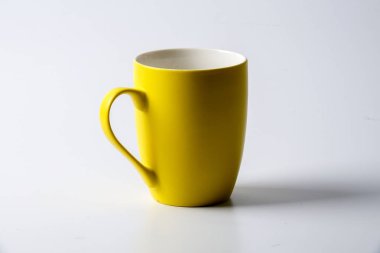 Renkli kupa üzerinde beyaz izole