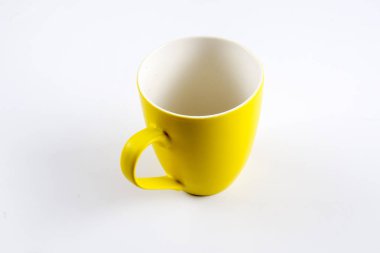 Renkli kupa üzerinde beyaz izole