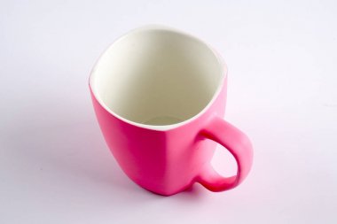 Renkli kupa üzerinde beyaz izole