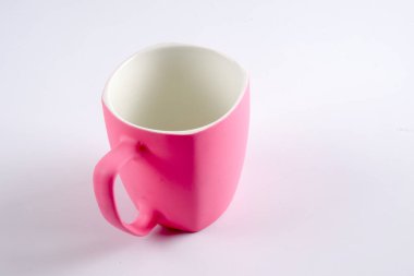 Renkli kupa üzerinde beyaz izole