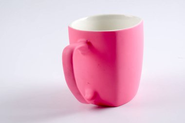 Renkli kupa üzerinde beyaz izole