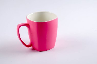 Renkli kupa üzerinde beyaz izole