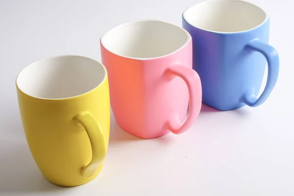 Taza de color aislada en blanco — Foto de Stock