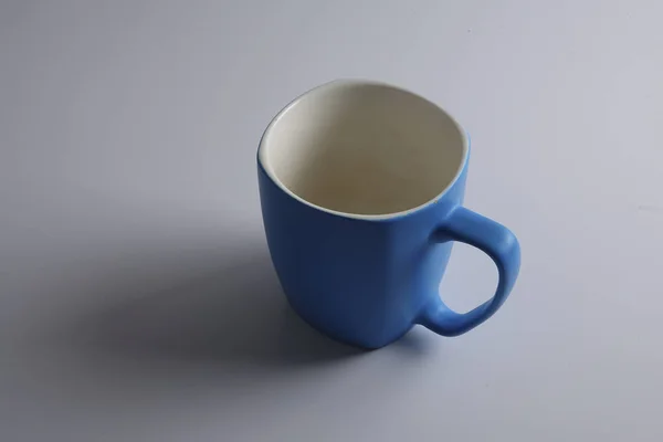 Taza de color aislada en blanco —  Fotos de Stock