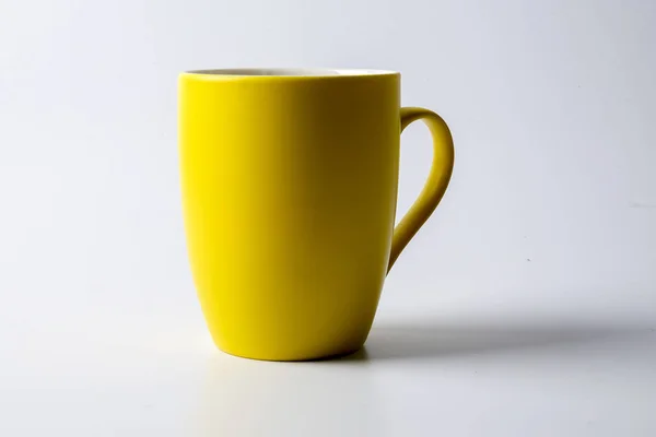 Renkli kupa üzerinde beyaz izole — Stok fotoğraf