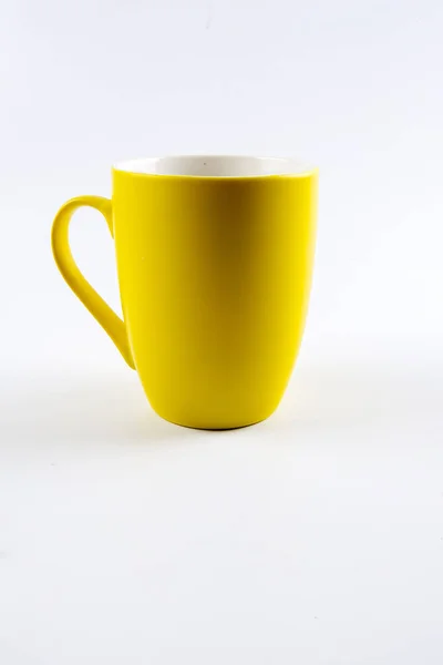 Tasse colorée isolée sur blanc — Photo