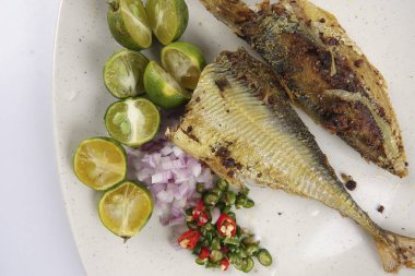 Tuzlu balık chilis, soğan ve kireç ile.