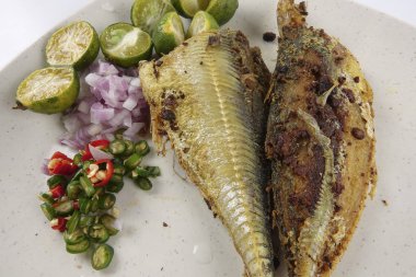 Tuzlu balık chilis, soğan ve kireç ile.