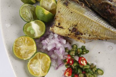Tuzlu balık chilis, soğan ve kireç ile.