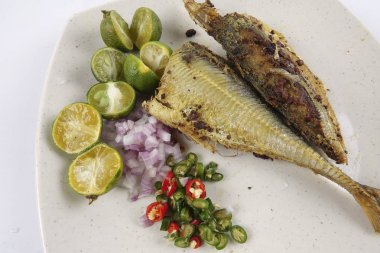 Tuzlu balık chilis, soğan ve kireç ile.