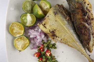 Tuzlu balık chilis, soğan ve kireç ile.