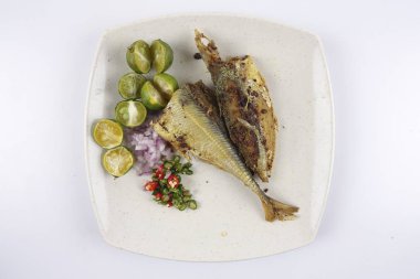 Tuzlu balık chilis, soğan ve kireç ile.