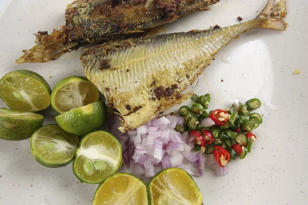 Pesce Salato Con Peperoncini Cipolle Lime — Foto Stock