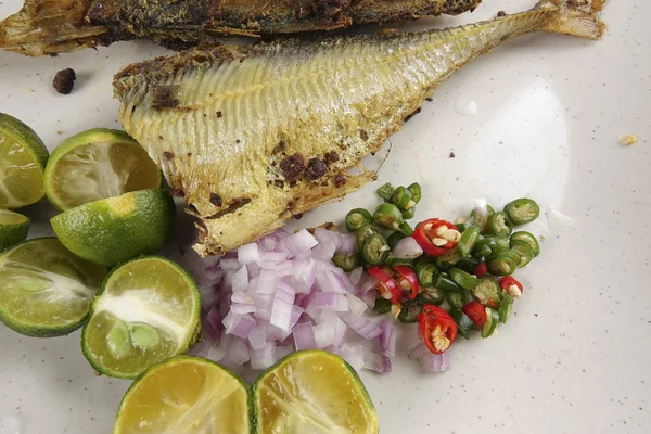 Tuzlu balık chilis, soğan ve kireç ile.