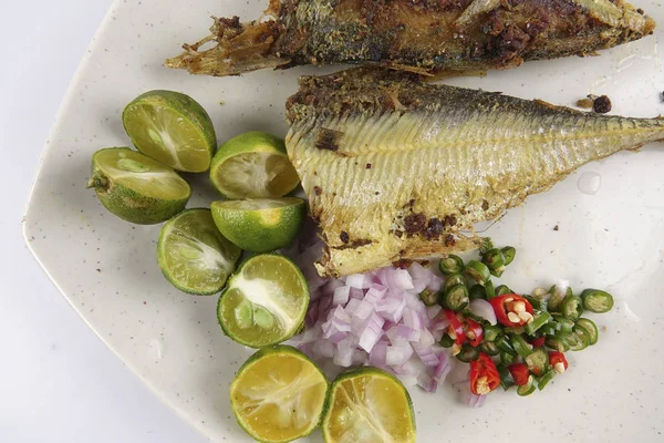 Pesce Salato Con Peperoncini Cipolle Lime — Foto Stock