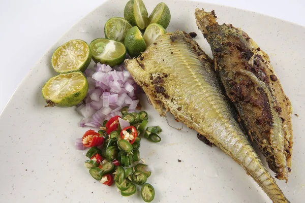 Tuzlu balık chilis, soğan ve kireç ile.