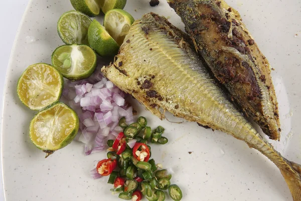 Tuzlu balık chilis, soğan ve kireç ile.