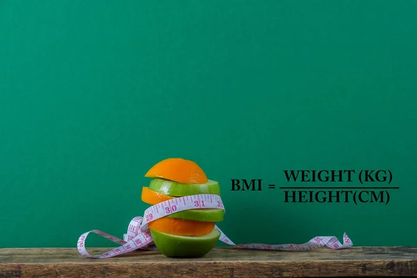 Fitness yeşil elma ve portakal ile kavramsal bir meyve ve bir 