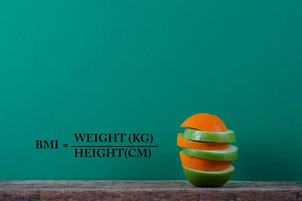 Εννοιολογική καρπός της γυμναστικής με πράσινο μήλο και το πορτοκάλι και μια — Φωτογραφία Αρχείου