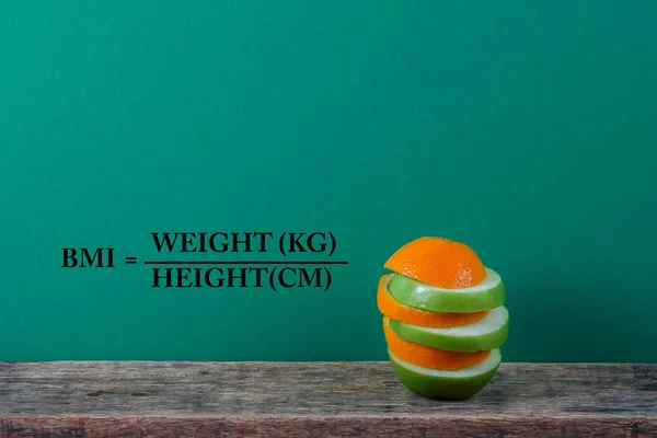 Εννοιολογική καρπός της γυμναστικής με πράσινο μήλο και το πορτοκάλι και μια — Φωτογραφία Αρχείου