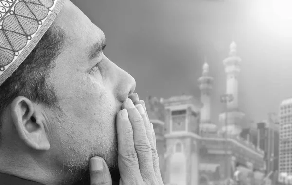 Дорослий чоловік молитися wholeheartly над Мекка будівельний майданчик. BL — стокове фото