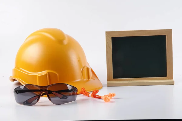 黄色安全帽安全头盔 安全玻璃和耳塞隔离在白色背景 工业安全与健康概念 — 图库照片