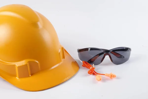 黄色安全帽安全头盔 安全玻璃和耳塞隔离在白色背景 工业安全与健康概念 — 图库照片
