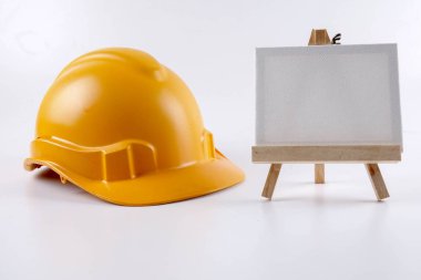 beyaz zemin üzerine sarı işçisi kask