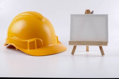 beyaz zemin üzerine sarı işçisi kask