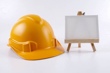 beyaz zemin üzerine sarı işçisi kask