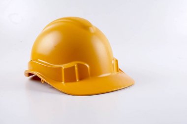 beyaz zemin üzerine sarı işçisi kask