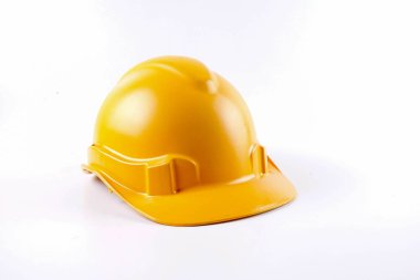 beyaz zemin üzerine sarı işçisi kask