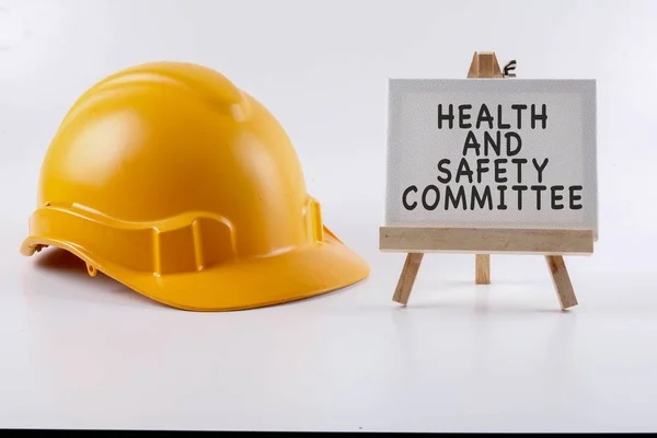 Gele veiligheidshelm veiligheidshelm op witte achtergrond met gezondheiden — Stockfoto