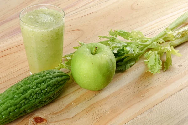 Pomme Verte Goutte Amère Céleri Isolés Sur Fond Bois Pour — Photo