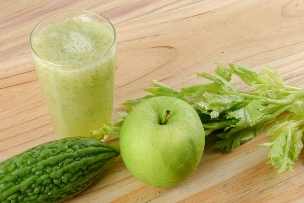 Groene Appel Bittere Jicht Selderij Geïsoleerd Houten Achtergrond Controle Van — Stockfoto