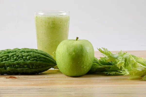 Groene Appel Bittere Jicht Selderij Geïsoleerd Houten Achtergrond Controle Van — Stockfoto