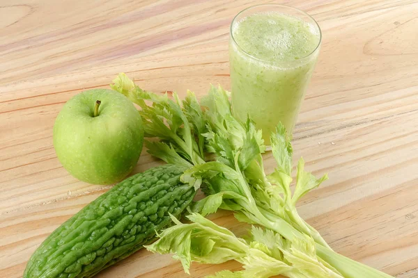 Groene Appel Bittere Jicht Selderij Geïsoleerd Houten Achtergrond Controle Van — Stockfoto