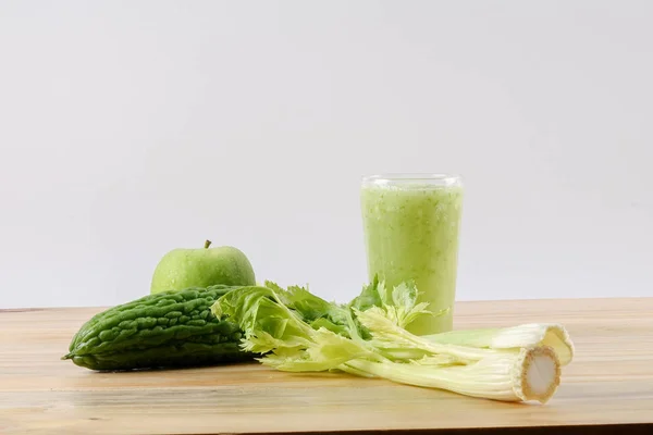 Groene Appel Bittere Jicht Selderij Geïsoleerd Houten Achtergrond Controle Van — Stockfoto