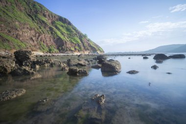 Düşük gelgit sırasında doğal görünümü Lombok Beach. Doğa kompozisyon