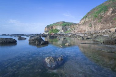 Düşük gelgit sırasında doğal görünümü Lombok Beach. Doğa kompozisyon