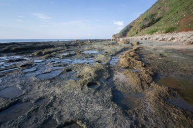 Düşük gelgit sırasında doğal görünümü Lombok Beach. Doğa kompozisyon