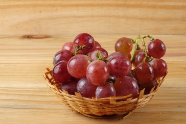 Sepet ormanlık arka plan üzerinde kırmızı üzüm.