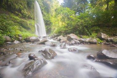 Mason kavanoza sikkeler üzerinde mavi arka ile bırakın. Kavram kaydetme.