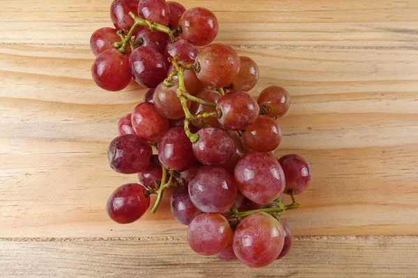 Rote Trauben auf dem Korb vor bewaldetem Hintergrund. — Stockfoto