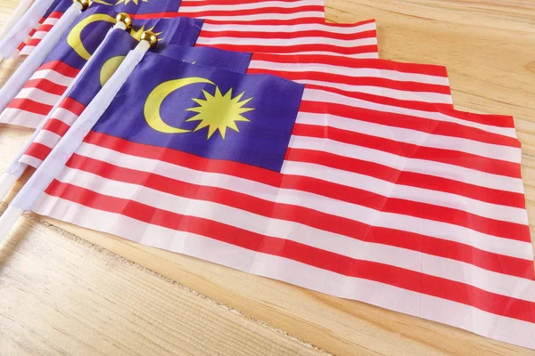 나무 배경에 있는 말라 이시아의 깃발. — 스톡 사진