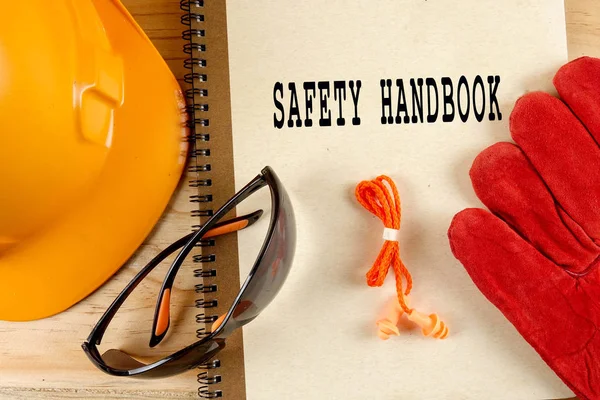 安全帽子、手袋、眼鏡、耳栓、メモ帳。健康と安全の概念. — ストック写真