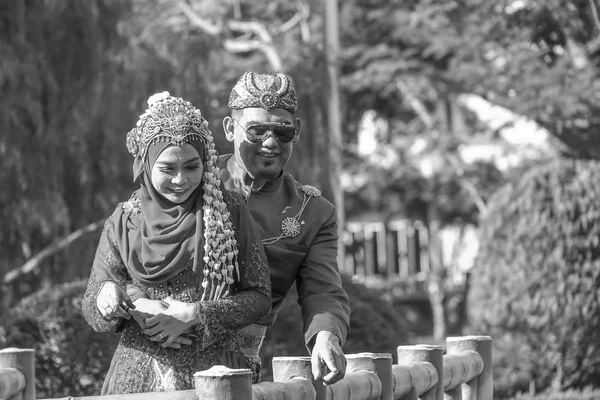 Pengantin pria dan wanita tradisional jawa di taman — Stok Foto